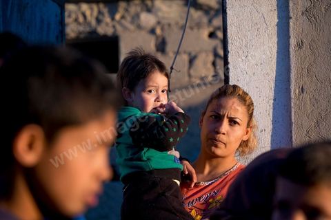 27 janvier 2016 : Quartier populaire et deshérité de Karma sur les hauteurs de Kasserine. Ici la population vit au milieu des poubelles, construisent leurs maison de façon anarchiques jusque dans les oueds. Les familles vivent entassés dans des maisons certes en dure mais dans la plus grande précarité, pas de fenêtres, pas de portes, pas de chauffage et d'eau pour certains. Le seul terrain de jeu des enfants est les poubelles. 