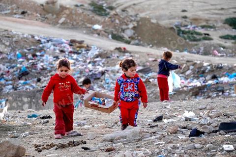 27 janvier 2016 : les poubelles sont le terrain de jeu quotidien des plus jeunes enfants, deux jeunes filles ramassent les sachets vides des biscuits pour enfants. Quartier populaire et deshérité de Karma sur les hauteurs de Kasserine. Ici la population vit au milieu des poubelles, construit leurs maison de façon anarchiques jusque dans les oueds. Les familles vivent entassés dans des maisons certes en dure mais dans la plus grande précarité, pas de fenêtres, pas de portes, pas de chauffage et d'eau pour certains. 