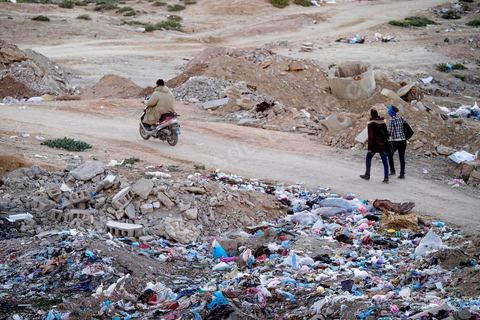 27 janvier 2016 : Quartier populaire et deshérité de Karma sur les hauteurs de Kasserine. Ici la population vit au milieu des poubelles, construisent leurs maison de façon anarchiques jusque dans les oueds. Les familles vivent entassés dans des maisons certes en dure mais dans la plus grande précarité, pas de fenêtres, pas de portes, pas de chauffage et d'eau pour certains. Le seul terrain de jeu des enfants est les poubelles. 