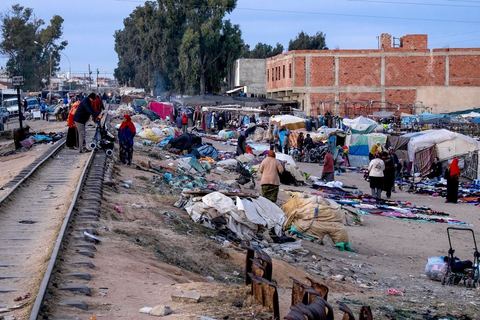 28 janvier 2016 : derrière la rue principale du centre de Kasserine, chaque jour des femmes et des hommes bravent à la première heure du jour le froid pour s'assurer une place sur ce terrain vague pour vendre des frippes. La situation extrémement précaire de très nombreuses familles de la ville et de la région poussent les gens à développer des marchés parallèles. 