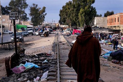 28 janvier 2016 : derrière la rue principale du centre de Kasserine, chaque jour des femmes et des hommes bravent à la première heure du jour le froid pour s'assurer une place sur ce terrain vague pour vendre des frippes. La situation extrémement précaire de très nombreuses familles de la ville et de la région poussent les gens à développer des marchés parallèles. 