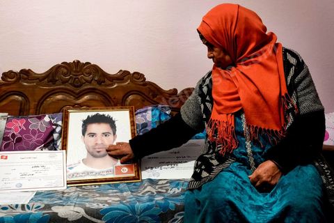 27 janvier 2016 : Saadi, la mère, à la maison familiale de Ridha Yahyaoui. Samedi 16 janvier, devant le siège du gouvernorat, alors que ses camarades fêtent leur embauche, Ridha Yahyaoui est sous le choc. Son nom a été barré de la liste sans explication. Il escalade un poteau électrique et menace de se suicider. Il est électrocuté sur le champ. Le soir même, Ridha décède à l’hôpital de Sfax où il a été transféré. Issu du quartier Karma à Kasserine, Ridha, 26 ans, technicien supérieur en mécanique électrique, est au chômage depuis cinq ans. Actif dans le mouvement des chômeurs diplômés de la région, il participe, début février 2015, à un sit-in au siège du gouvernorat. Le 16 février 2015, les sit-ineurs signent un accord avec le gouvernement local. Onze mois plus tard, les chômeurs, sit-inneurs, sont enfin convoqués au gouvernorat pour signer leurs contrats de travail. Entre temps, la liste a changé. Le premier délégué a barré six noms y compris celui de Ridha et les a remplacé par onze nouvelles personnes.