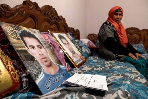 27 janvier 2016 : Saadi, la mère, à la maison familiale de Ridha Yahyaoui. Samedi 16 janvier, devant le siège du gouvernorat, alors que ses camarades fêtent leur embauche, Ridha Yahyaoui est sous le choc. Son nom a été barré de la liste sans explication. Il escalade un poteau électrique et menace de se suicider. Il est électrocuté sur le champ. Le soir même, Ridha décède à l’hôpital de Sfax où il a été transféré. Issu du quartier Karma à Kasserine, Ridha, 26 ans, technicien supérieur en mécanique électrique, est au chômage depuis cinq ans. Actif dans le mouvement des chômeurs diplômés de la région, il participe, début février 2015, à un sit-in au siège du gouvernorat. Le 16 février 2015, les sit-ineurs signent un accord avec le gouvernement local. Onze mois plus tard, les chômeurs, sit-inneurs, sont enfin convoqués au gouvernorat pour signer leurs contrats de travail. Entre temps, la liste a changé. Le premier délégué a barré six noms y compris celui de Ridha et les a remplacé par onze nouvelles personnes.