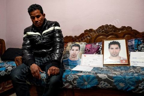 27 janvier 2016 : Saadi, la mère, à la maison familiale de Ridha Yahyaoui. Samedi 16 janvier, devant le siège du gouvernorat, alors que ses camarades fêtent leur embauche, Ridha Yahyaoui est sous le choc. Son nom a été barré de la liste sans explication. Il escalade un poteau électrique et menace de se suicider. Il est électrocuté sur le champ. Le soir même, Ridha décède à l’hôpital de Sfax où il a été transféré. Issu du quartier Karma à Kasserine, Ridha, 26 ans, technicien supérieur en mécanique électrique, est au chômage depuis cinq ans. Actif dans le mouvement des chômeurs diplômés de la région, il participe, début février 2015, à un sit-in au siège du gouvernorat. Le 16 février 2015, les sit-ineurs signent un accord avec le gouvernement local. Onze mois plus tard, les chômeurs, sit-inneurs, sont enfin convoqués au gouvernorat pour signer leurs contrats de travail. Entre temps, la liste a changé. Le premier délégué a barré six noms y compris celui de Ridha et les a remplacé par onze nouvelles personnes.