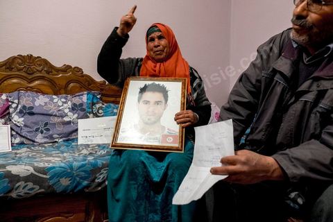 27 janvier 2016 : Saadi, la mère, à la maison familiale de Ridha Yahyaoui. Samedi 16 janvier, devant le siège du gouvernorat, alors que ses camarades fêtent leur embauche, Ridha Yahyaoui est sous le choc. Son nom a été barré de la liste sans explication. Il escalade un poteau électrique et menace de se suicider. Il est électrocuté sur le champ. Le soir même, Ridha décède à l’hôpital de Sfax où il a été transféré. Issu du quartier Karma à Kasserine, Ridha, 26 ans, technicien supérieur en mécanique électrique, est au chômage depuis cinq ans. Actif dans le mouvement des chômeurs diplômés de la région, il participe, début février 2015, à un sit-in au siège du gouvernorat. Le 16 février 2015, les sit-ineurs signent un accord avec le gouvernement local. Onze mois plus tard, les chômeurs, sit-inneurs, sont enfin convoqués au gouvernorat pour signer leurs contrats de travail. Entre temps, la liste a changé. Le premier délégué a barré six noms y compris celui de Ridha et les a remplacé par onze nouvelles personnes.