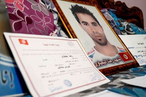 27 janvier 2016 : Saadi, la mère, à la maison familiale de Ridha Yahyaoui. Samedi 16 janvier, devant le siège du gouvernorat, alors que ses camarades fêtent leur embauche, Ridha Yahyaoui est sous le choc. Son nom a été barré de la liste sans explication. Il escalade un poteau électrique et menace de se suicider. Il est électrocuté sur le champ. Le soir même, Ridha décède à l’hôpital de Sfax où il a été transféré. Issu du quartier Karma à Kasserine, Ridha, 26 ans, technicien supérieur en mécanique électrique, est au chômage depuis cinq ans. Actif dans le mouvement des chômeurs diplômés de la région, il participe, début février 2015, à un sit-in au siège du gouvernorat. Le 16 février 2015, les sit-ineurs signent un accord avec le gouvernement local. Onze mois plus tard, les chômeurs, sit-inneurs, sont enfin convoqués au gouvernorat pour signer leurs contrats de travail. Entre temps, la liste a changé. Le premier délégué a barré six noms y compris celui de Ridha et les a remplacé par onze nouvelles personnes.