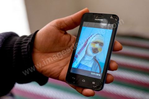 29 janvier 2016 : Baligh Aloui, 33 ans, s'est immolé le jeudi 21 janvier devant sa maison familiale où il vit avec ses parents, frères et soeurs. C'est son frère, Abdelsattar, qui l'a sauvé en se jetant sur lui. A lhopital de Kasserine depuis une semaine son état de santé est stable mais il est brulé au visage et mains au second degrès. Il s'est immolé ce jeudi 21 janvier, au lendemain de l'annonce de la création de 5000 emplois à Kasserine par le gouvernement. Ce jour là, les chômeurs se sont précipités au gouvernorat, aux délégations et aux municipalités pour s'inscrire dans un nouvel espoir d'avoir enfin un travail, une activité stable, un revenu digne, ... cet afflux a créé un désordre, un débordement, des tensions, ... ce jeune se voyant une nouvelle fois rejeté par l'administration, par l'état, est rentré chez lui avec une bouteille d'essence et s'est immolé dans la rue devant sa maison, devant sa mère, ses frères et soeurs. C'est à son frère qu'il doit sa survie, il a pu très vite l'éteindre, mais ce jeune est marqué à vie, brulé au second degrés sur l'ensemble du visage dans l'indifférence totale de la société et du gouvernement, en 2015 113 personnes se sont immolés en Tunisie.