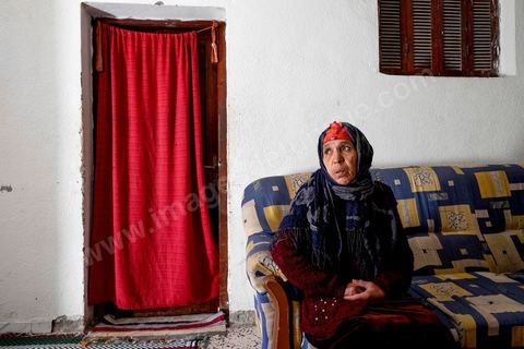29 janvier 2016 : Baligh Aloui, 33 ans, s'est immolé le jeudi 21 janvier devant sa maison familiale où il vit avec ses parents, frères et soeurs. C'est son frère, Abdelsattar, qui l'a sauvé en se jetant sur lui. A lhopital de Kasserine depuis une semaine son état de santé est stable mais il est brulé au visage et mains au second degrès. Il s'est immolé ce jeudi 21 janvier, au lendemain de l'annonce de la création de 5000 emplois à Kasserine par le gouvernement. Ce jour là, les chômeurs se sont précipités au gouvernorat, aux délégations et aux municipalités pour s'inscrire dans un nouvel espoir d'avoir enfin un travail, une activité stable, un revenu digne, ... cet afflux a créé un désordre, un débordement, des tensions, ... ce jeune se voyant une nouvelle fois rejeté par l'administration, par l'état, est rentré chez lui avec une bouteille d'essence et s'est immolé dans la rue devant sa maison, devant sa mère, ses frères et soeurs. C'est à son frère qu'il doit sa survie, il a pu très vite l'éteindre, mais ce jeune est marqué à vie, brulé au second degrés sur l'ensemble du visage dans l'indifférence totale de la société et du gouvernement, en 2015 113 personnes se sont immolés en Tunisie.