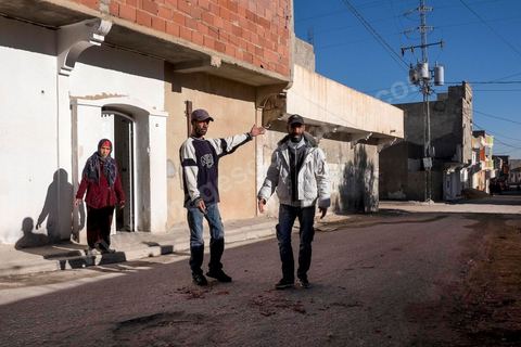 29 janvier 2016 : Baligh Aloui, 33 ans, s'est immolé le jeudi 21 janvier devant sa maison familiale où il vit avec ses parents, frères et soeurs. C'est son frère, Abdelsattar, qui l'a sauvé en se jetant sur lui. A lhopital de Kasserine depuis une semaine son état de santé est stable mais il est brulé au visage et mains au second degrès. Il s'est immolé ce jeudi 21 janvier, au lendemain de l'annonce de la création de 5000 emplois à Kasserine par le gouvernement. Ce jour là, les chômeurs se sont précipités au gouvernorat, aux délégations et aux municipalités pour s'inscrire dans un nouvel espoir d'avoir enfin un travail, une activité stable, un revenu digne, ... cet afflux a créé un désordre, un débordement, des tensions, ... ce jeune se voyant une nouvelle fois rejeté par l'administration, par l'état, est rentré chez lui avec une bouteille d'essence et s'est immolé dans la rue devant sa maison, devant sa mère, ses frères et soeurs. C'est à son frère qu'il doit sa survie, il a pu très vite l'éteindre, mais ce jeune est marqué à vie, brulé au second degrés sur l'ensemble du visage dans l'indifférence totale de la société et du gouvernement, en 2015 113 personnes se sont immolés en Tunisie.