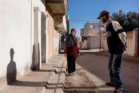 29 janvier 2016 : Baligh Aloui, 33 ans, s'est immolé le jeudi 21 janvier devant sa maison familiale où il vit avec ses parents, frères et soeurs. C'est son frère, Abdelsattar, qui l'a sauvé en se jetant sur lui. A lhopital de Kasserine depuis une semaine son état de santé est stable mais il est brulé au visage et mains au second degrès. Il s'est immolé ce jeudi 21 janvier, au lendemain de l'annonce de la création de 5000 emplois à Kasserine par le gouvernement. Ce jour là, les chômeurs se sont précipités au gouvernorat, aux délégations et aux municipalités pour s'inscrire dans un nouvel espoir d'avoir enfin un travail, une activité stable, un revenu digne, ... cet afflux a créé un désordre, un débordement, des tensions, ... ce jeune se voyant une nouvelle fois rejeté par l'administration, par l'état, est rentré chez lui avec une bouteille d'essence et s'est immolé dans la rue devant sa maison, devant sa mère, ses frères et soeurs. C'est à son frère qu'il doit sa survie, il a pu très vite l'éteindre, mais ce jeune est marqué à vie, brulé au second degrés sur l'ensemble du visage dans l'indifférence totale de la société et du gouvernement, en 2015 113 personnes se sont immolés en Tunisie.