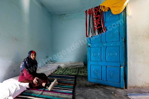 29 janvier 2016 : Baligh Aloui, 33 ans, s'est immolé le jeudi 21 janvier devant sa maison familiale où il vit avec ses parents, frères et soeurs. C'est son frère, Abdelsattar, qui l'a sauvé en se jetant sur lui. A lhopital de Kasserine depuis une semaine son état de santé est stable mais il est brulé au visage et mains au second degrès. Il s'est immolé ce jeudi 21 janvier, au lendemain de l'annonce de la création de 5000 emplois à Kasserine par le gouvernement. Ce jour là, les chômeurs se sont précipités au gouvernorat, aux délégations et aux municipalités pour s'inscrire dans un nouvel espoir d'avoir enfin un travail, une activité stable, un revenu digne, ... cet afflux a créé un désordre, un débordement, des tensions, ... ce jeune se voyant une nouvelle fois rejeté par l'administration, par l'état, est rentré chez lui avec une bouteille d'essence et s'est immolé dans la rue devant sa maison, devant sa mère, ses frères et soeurs. C'est à son frère qu'il doit sa survie, il a pu très vite l'éteindre, mais ce jeune est marqué à vie, brulé au second degrés sur l'ensemble du visage dans l'indifférence totale de la société et du gouvernement, en 2015 113 personnes se sont immolés en Tunisie.