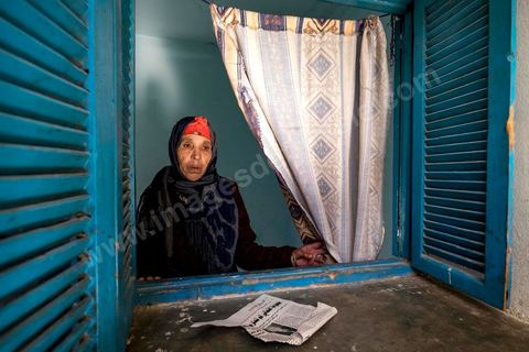 29 janvier 2016 : Baligh Aloui, 33 ans, s'est immolé le jeudi 21 janvier devant sa maison familiale où il vit avec ses parents, frères et soeurs. C'est son frère, Abdelsattar, qui l'a sauvé en se jetant sur lui. A lhopital de Kasserine depuis une semaine son état de santé est stable mais il est brulé au visage et mains au second degrès. Il s'est immolé ce jeudi 21 janvier, au lendemain de l'annonce de la création de 5000 emplois à Kasserine par le gouvernement. Ce jour là, les chômeurs se sont précipités au gouvernorat, aux délégations et aux municipalités pour s'inscrire dans un nouvel espoir d'avoir enfin un travail, une activité stable, un revenu digne, ... cet afflux a créé un désordre, un débordement, des tensions, ... ce jeune se voyant une nouvelle fois rejeté par l'administration, par l'état, est rentré chez lui avec une bouteille d'essence et s'est immolé dans la rue devant sa maison, devant sa mère, ses frères et soeurs. C'est à son frère qu'il doit sa survie, il a pu très vite l'éteindre, mais ce jeune est marqué à vie, brulé au second degrés sur l'ensemble du visage dans l'indifférence totale de la société et du gouvernement, en 2015 113 personnes se sont immolés en Tunisie.