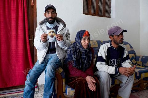 29 janvier 2016 : Baligh Aloui, 33 ans, s'est immolé le jeudi 21 janvier devant sa maison familiale où il vit avec ses parents, frères et soeurs. C'est son frère, Abdelsattar, qui l'a sauvé en se jetant sur lui. A lhopital de Kasserine depuis une semaine son état de santé est stable mais il est brulé au visage et mains au second degrès. Il s'est immolé ce jeudi 21 janvier, au lendemain de l'annonce de la création de 5000 emplois à Kasserine par le gouvernement. Ce jour là, les chômeurs se sont précipités au gouvernorat, aux délégations et aux municipalités pour s'inscrire dans un nouvel espoir d'avoir enfin un travail, une activité stable, un revenu digne, ... cet afflux a créé un désordre, un débordement, des tensions, ... ce jeune se voyant une nouvelle fois rejeté par l'administration, par l'état, est rentré chez lui avec une bouteille d'essence et s'est immolé dans la rue devant sa maison, devant sa mère, ses frères et soeurs. C'est à son frère qu'il doit sa survie, il a pu très vite l'éteindre, mais ce jeune est marqué à vie, brulé au second degrés sur l'ensemble du visage dans l'indifférence totale de la société et du gouvernement, en 2015 113 personnes se sont immolés en Tunisie.