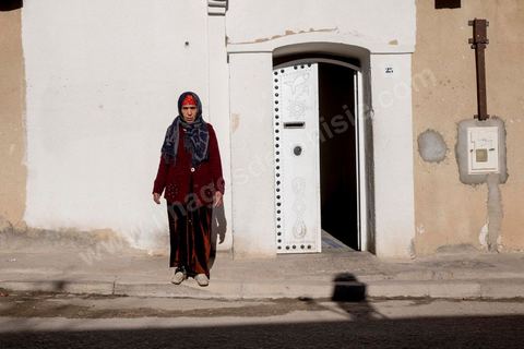 29 janvier 2016 : Baligh Aloui, 33 ans, s'est immolé le jeudi 21 janvier devant sa maison familiale où il vit avec ses parents, frères et soeurs. C'est son frère, Abdelsattar, qui l'a sauvé en se jetant sur lui. A lhopital de Kasserine depuis une semaine son état de santé est stable mais il est brulé au visage et mains au second degrès. Il s'est immolé ce jeudi 21 janvier, au lendemain de l'annonce de la création de 5000 emplois à Kasserine par le gouvernement. Ce jour là, les chômeurs se sont précipités au gouvernorat, aux délégations et aux municipalités pour s'inscrire dans un nouvel espoir d'avoir enfin un travail, une activité stable, un revenu digne, ... cet afflux a créé un désordre, un débordement, des tensions, ... ce jeune se voyant une nouvelle fois rejeté par l'administration, par l'état, est rentré chez lui avec une bouteille d'essence et s'est immolé dans la rue devant sa maison, devant sa mère, ses frères et soeurs. C'est à son frère qu'il doit sa survie, il a pu très vite l'éteindre, mais ce jeune est marqué à vie, brulé au second degrés sur l'ensemble du visage dans l'indifférence totale de la société et du gouvernement, en 2015 113 personnes se sont immolés en Tunisie.
