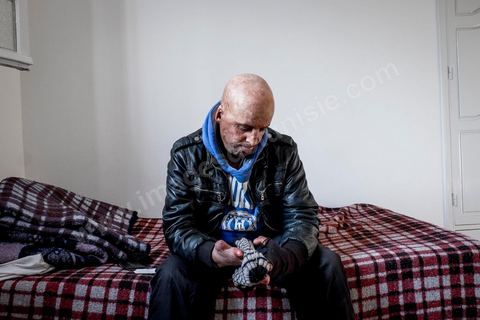 29 janvier 2016: Hosni Kaliya s'est immolé le 6 janvier 2011 après avroi été battu à deux reprises par des policiers de Kasserine. Cinq ans après, Hosni, brulé sur tout le corps doit vivre au quotidien avec des douleurs permanentes et le regard difficil de la société. Il vit actuellement dans un foyer social de l'Etat en attente d'être envoyé en Italie pour subir plusieurs interventions et poses de prothèses. Il y adeux mois son jeune frère s'est immolé à Kasserine et est décédé. l'immolation est devenu un phénoméne fréquent en Tunisie, en partie en mimétisme avec Mohamed Bouazizi, mais surtout comme un geste de desespoir d'une société et d'une jeunesse abandonnée (113 immolations en 2015).
