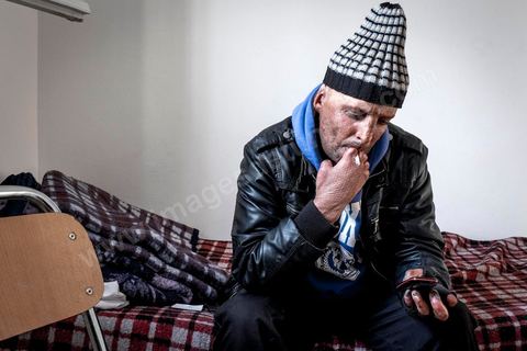 29 janvier 2016: Hosni Kaliya s'est immolé le 6 janvier 2011 après avroi été battu à deux reprises par des policiers de Kasserine. Cinq ans après, Hosni, brulé sur tout le corps doit vivre au quotidien avec des douleurs permanentes et le regard difficil de la société. Il vit actuellement dans un foyer social de l'Etat en attente d'être envoyé en Italie pour subir plusieurs interventions et poses de prothèses. Il y adeux mois son jeune frère s'est immolé à Kasserine et est décédé. l'immolation est devenu un phénoméne fréquent en Tunisie, en partie en mimétisme avec Mohamed Bouazizi, mais surtout comme un geste de desespoir d'une société et d'une jeunesse abandonnée (113 immolations en 2015).