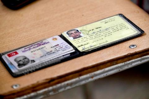 29 janvier 2016: Hosni Kaliya s'est immolé le 6 janvier 2011 après avroi été battu à deux reprises par des policiers de Kasserine. Cinq ans après, Hosni, brulé sur tout le corps doit vivre au quotidien avec des douleurs permanentes et le regard difficil de la société. Il vit actuellement dans un foyer social de l'Etat en attente d'être envoyé en Italie pour subir plusieurs interventions et poses de prothèses. Il y adeux mois son jeune frère s'est immolé à Kasserine et est décédé. l'immolation est devenu un phénoméne fréquent en Tunisie, en partie en mimétisme avec Mohamed Bouazizi, mais surtout comme un geste de desespoir d'une société et d'une jeunesse abandonnée (113 immolations en 2015).