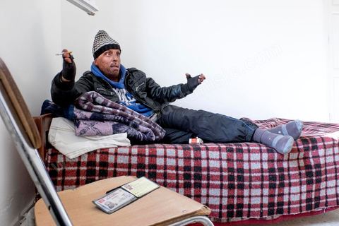 29 janvier 2016: Hosni Kaliya s'est immolé le 6 janvier 2011 après avroi été battu à deux reprises par des policiers de Kasserine. Cinq ans après, Hosni, brulé sur tout le corps doit vivre au quotidien avec des douleurs permanentes et le regard difficil de la société. Il vit actuellement dans un foyer social de l'Etat en attente d'être envoyé en Italie pour subir plusieurs interventions et poses de prothèses. Il y adeux mois son jeune frère s'est immolé à Kasserine et est décédé. l'immolation est devenu un phénoméne fréquent en Tunisie, en partie en mimétisme avec Mohamed Bouazizi, mais surtout comme un geste de desespoir d'une société et d'une jeunesse abandonnée (113 immolations en 2015).