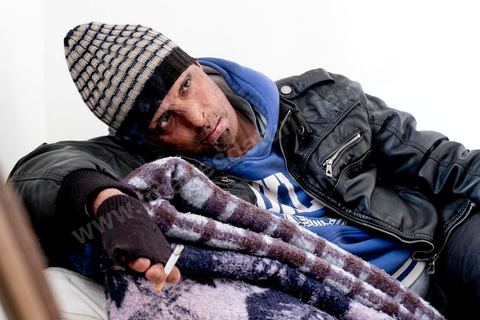 29 janvier 2016: Hosni Kaliya s'est immolé le 6 janvier 2011 après avroi été battu à deux reprises par des policiers de Kasserine. Cinq ans après, Hosni, brulé sur tout le corps doit vivre au quotidien avec des douleurs permanentes et le regard difficil de la société. Il vit actuellement dans un foyer social de l'Etat en attente d'être envoyé en Italie pour subir plusieurs interventions et poses de prothèses. Il y adeux mois son jeune frère s'est immolé à Kasserine et est décédé. l'immolation est devenu un phénoméne fréquent en Tunisie, en partie en mimétisme avec Mohamed Bouazizi, mais surtout comme un geste de desespoir d'une société et d'une jeunesse abandonnée (113 immolations en 2015).