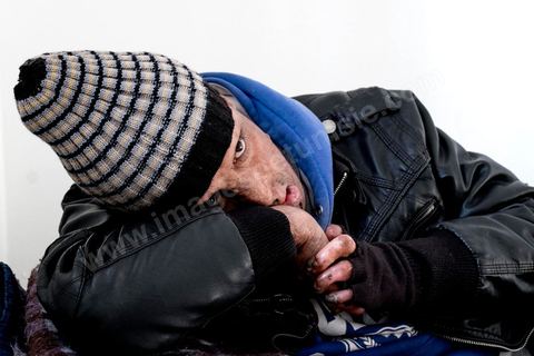 29 janvier 2016: Hosni Kaliya s'est immolé le 6 janvier 2011 après avroi été battu à deux reprises par des policiers de Kasserine. Cinq ans après, Hosni, brulé sur tout le corps doit vivre au quotidien avec des douleurs permanentes et le regard difficil de la société. Il vit actuellement dans un foyer social de l'Etat en attente d'être envoyé en Italie pour subir plusieurs interventions et poses de prothèses. Il y adeux mois son jeune frère s'est immolé à Kasserine et est décédé. l'immolation est devenu un phénoméne fréquent en Tunisie, en partie en mimétisme avec Mohamed Bouazizi, mais surtout comme un geste de desespoir d'une société et d'une jeunesse abandonnée (113 immolations en 2015).