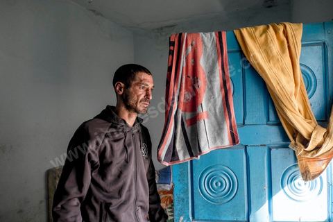 25 février 2016 : Baligh Aloui, 33 ans, s'est immolé le jeudi 21 janvier devant sa maison familiale où il vit avec ses parents, frères et soeur. C'est son frère, Abdelsattar, qui l'a sauvé en se jetant sur lui. Il est brulé au visage et mains au second degrès. Il s'est immolé ce jeudi 21 janvier, au lendemain de l'annonce de la création de 5000 emplois à Kasserine par le gouvernement. Ce jour là, les chômeurs se sont précipités au gouvernorat, aux délégations et aux municipalités pour s'inscrire dans un nouvel espoir d'avoir enfin un travail, une activité stable, un revenu digne, ... cet afflux a créé un désordre, un débordement, des tensions, ... ce jeune se voyant une nouvelle fois rejeté par l'administration, par l'état, est rentré chez lui avec une bouteille d'essence et s'est immolé dans la rue devant sa maison, devant sa mère, ses frères et soeurs. C'est à son frère qu'il doit sa survie, il a pu très vite l'éteindre, mais ce jeune est marqué à vie, brulé au second degrés sur l'ensemble du visage dans l'indifférence totale de la société et du gouvernement, en 2015 113 personnes se sont immolés en Tunisie.