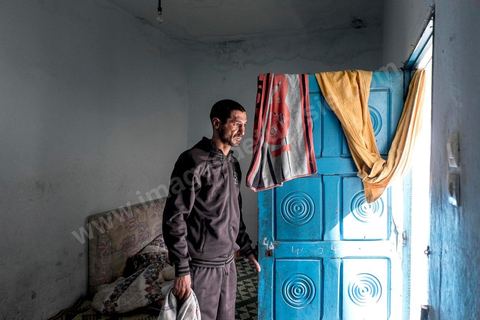 25 février 2016 : Baligh Aloui, 33 ans, s'est immolé le jeudi 21 janvier devant sa maison familiale où il vit avec ses parents, frères et soeur. C'est son frère, Abdelsattar, qui l'a sauvé en se jetant sur lui. Il est brulé au visage et mains au second degrès. Il s'est immolé ce jeudi 21 janvier, au lendemain de l'annonce de la création de 5000 emplois à Kasserine par le gouvernement. Ce jour là, les chômeurs se sont précipités au gouvernorat, aux délégations et aux municipalités pour s'inscrire dans un nouvel espoir d'avoir enfin un travail, une activité stable, un revenu digne, ... cet afflux a créé un désordre, un débordement, des tensions, ... ce jeune se voyant une nouvelle fois rejeté par l'administration, par l'état, est rentré chez lui avec une bouteille d'essence et s'est immolé dans la rue devant sa maison, devant sa mère, ses frères et soeurs. C'est à son frère qu'il doit sa survie, il a pu très vite l'éteindre, mais ce jeune est marqué à vie, brulé au second degrés sur l'ensemble du visage dans l'indifférence totale de la société et du gouvernement, en 2015 113 personnes se sont immolés en Tunisie.
