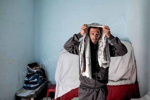 25 février 2016 : Baligh Aloui, 33 ans, s'est immolé le jeudi 21 janvier devant sa maison familiale où il vit avec ses parents, frères et soeur. C'est son frère, Abdelsattar, qui l'a sauvé en se jetant sur lui. Il est brulé au visage et mains au second degrès. Il s'est immolé ce jeudi 21 janvier, au lendemain de l'annonce de la création de 5000 emplois à Kasserine par le gouvernement. Ce jour là, les chômeurs se sont précipités au gouvernorat, aux délégations et aux municipalités pour s'inscrire dans un nouvel espoir d'avoir enfin un travail, une activité stable, un revenu digne, ... cet afflux a créé un désordre, un débordement, des tensions, ... ce jeune se voyant une nouvelle fois rejeté par l'administration, par l'état, est rentré chez lui avec une bouteille d'essence et s'est immolé dans la rue devant sa maison, devant sa mère, ses frères et soeurs. C'est à son frère qu'il doit sa survie, il a pu très vite l'éteindre, mais ce jeune est marqué à vie, brulé au second degrés sur l'ensemble du visage dans l'indifférence totale de la société et du gouvernement, en 2015 113 personnes se sont immolés en Tunisie.
