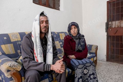 25 février 2016 : Baligh Aloui, 33 ans, s'est immolé le jeudi 21 janvier devant sa maison familiale où il vit avec ses parents, frères et soeur. C'est son frère, Abdelsattar, qui l'a sauvé en se jetant sur lui. Il est brulé au visage et mains au second degrès. Il s'est immolé ce jeudi 21 janvier, au lendemain de l'annonce de la création de 5000 emplois à Kasserine par le gouvernement. Ce jour là, les chômeurs se sont précipités au gouvernorat, aux délégations et aux municipalités pour s'inscrire dans un nouvel espoir d'avoir enfin un travail, une activité stable, un revenu digne, ... cet afflux a créé un désordre, un débordement, des tensions, ... ce jeune se voyant une nouvelle fois rejeté par l'administration, par l'état, est rentré chez lui avec une bouteille d'essence et s'est immolé dans la rue devant sa maison, devant sa mère, ses frères et soeurs. C'est à son frère qu'il doit sa survie, il a pu très vite l'éteindre, mais ce jeune est marqué à vie, brulé au second degrés sur l'ensemble du visage dans l'indifférence totale de la société et du gouvernement, en 2015 113 personnes se sont immolés en Tunisie.