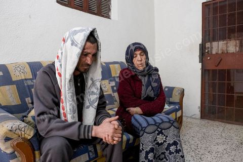 25 février 2016 : Baligh Aloui, 33 ans, s'est immolé le jeudi 21 janvier devant sa maison familiale où il vit avec ses parents, frères et soeur. C'est son frère, Abdelsattar, qui l'a sauvé en se jetant sur lui. Il est brulé au visage et mains au second degrès. Il s'est immolé ce jeudi 21 janvier, au lendemain de l'annonce de la création de 5000 emplois à Kasserine par le gouvernement. Ce jour là, les chômeurs se sont précipités au gouvernorat, aux délégations et aux municipalités pour s'inscrire dans un nouvel espoir d'avoir enfin un travail, une activité stable, un revenu digne, ... cet afflux a créé un désordre, un débordement, des tensions, ... ce jeune se voyant une nouvelle fois rejeté par l'administration, par l'état, est rentré chez lui avec une bouteille d'essence et s'est immolé dans la rue devant sa maison, devant sa mère, ses frères et soeurs. C'est à son frère qu'il doit sa survie, il a pu très vite l'éteindre, mais ce jeune est marqué à vie, brulé au second degrés sur l'ensemble du visage dans l'indifférence totale de la société et du gouvernement, en 2015 113 personnes se sont immolés en Tunisie.