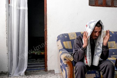25 février 2016 : Baligh Aloui, 33 ans, s'est immolé le jeudi 21 janvier devant sa maison familiale où il vit avec ses parents, frères et soeur. C'est son frère, Abdelsattar, qui l'a sauvé en se jetant sur lui. Il est brulé au visage et mains au second degrès. Il s'est immolé ce jeudi 21 janvier, au lendemain de l'annonce de la création de 5000 emplois à Kasserine par le gouvernement. Ce jour là, les chômeurs se sont précipités au gouvernorat, aux délégations et aux municipalités pour s'inscrire dans un nouvel espoir d'avoir enfin un travail, une activité stable, un revenu digne, ... cet afflux a créé un désordre, un débordement, des tensions, ... ce jeune se voyant une nouvelle fois rejeté par l'administration, par l'état, est rentré chez lui avec une bouteille d'essence et s'est immolé dans la rue devant sa maison, devant sa mère, ses frères et soeurs. C'est à son frère qu'il doit sa survie, il a pu très vite l'éteindre, mais ce jeune est marqué à vie, brulé au second degrés sur l'ensemble du visage dans l'indifférence totale de la société et du gouvernement, en 2015 113 personnes se sont immolés en Tunisie.