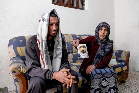 25 février 2016 : Baligh Aloui, 33 ans, s'est immolé le jeudi 21 janvier devant sa maison familiale où il vit avec ses parents, frères et soeur. C'est son frère, Abdelsattar, qui l'a sauvé en se jetant sur lui. Il est brulé au visage et mains au second degrès. Il s'est immolé ce jeudi 21 janvier, au lendemain de l'annonce de la création de 5000 emplois à Kasserine par le gouvernement. Ce jour là, les chômeurs se sont précipités au gouvernorat, aux délégations et aux municipalités pour s'inscrire dans un nouvel espoir d'avoir enfin un travail, une activité stable, un revenu digne, ... cet afflux a créé un désordre, un débordement, des tensions, ... ce jeune se voyant une nouvelle fois rejeté par l'administration, par l'état, est rentré chez lui avec une bouteille d'essence et s'est immolé dans la rue devant sa maison, devant sa mère, ses frères et soeurs. C'est à son frère qu'il doit sa survie, il a pu très vite l'éteindre, mais ce jeune est marqué à vie, brulé au second degrés sur l'ensemble du visage dans l'indifférence totale de la société et du gouvernement, en 2015 113 personnes se sont immolés en Tunisie.