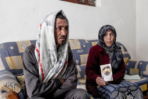 25 février 2016 : Baligh Aloui, 33 ans, s'est immolé le jeudi 21 janvier devant sa maison familiale où il vit avec ses parents, frères et soeur. C'est son frère, Abdelsattar, qui l'a sauvé en se jetant sur lui. Il est brulé au visage et mains au second degrès. Il s'est immolé ce jeudi 21 janvier, au lendemain de l'annonce de la création de 5000 emplois à Kasserine par le gouvernement. Ce jour là, les chômeurs se sont précipités au gouvernorat, aux délégations et aux municipalités pour s'inscrire dans un nouvel espoir d'avoir enfin un travail, une activité stable, un revenu digne, ... cet afflux a créé un désordre, un débordement, des tensions, ... ce jeune se voyant une nouvelle fois rejeté par l'administration, par l'état, est rentré chez lui avec une bouteille d'essence et s'est immolé dans la rue devant sa maison, devant sa mère, ses frères et soeurs. C'est à son frère qu'il doit sa survie, il a pu très vite l'éteindre, mais ce jeune est marqué à vie, brulé au second degrés sur l'ensemble du visage dans l'indifférence totale de la société et du gouvernement, en 2015 113 personnes se sont immolés en Tunisie.