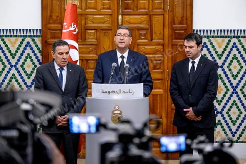 8 mars 2016 : Conférence de presse de Habib Essid en présence du minsitre de la Défense Farhat Horchani (G) et du ministre de l'Intérieur Hedi Majdoub (D) après le Conseil des Ministres exceptionnel présidé par le Premier Ministre Habib Essid suite aux attaques terroristes de Ben Guerdane, dans le sud tunisien, du 7 mars. Ces attaques attribués à Daesch, visée à prendre la main sur la ville de Ben Guerdane. Les affrontements qui ont duré une bonne partie de la journée au coeur de cette ville frontalière de 60 000 habitants ont abouti à la mort de 36 terroristes et de 7 capturés, la mort de 12 soldats et agents de sécurité et de 7 civils. C'est uen attaque inédite te sans précdent sur le territoire tunisien.