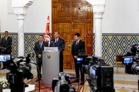 8 mars 2016 : Conférence de presse de Habib Essid en présence du minsitre de la Défense Farhat Horchani (G) et du ministre de l'Intérieur Hedi Majdoub (D) après le Conseil des Ministres exceptionnel présidé par le Premier Ministre Habib Essid suite aux attaques terroristes de Ben Guerdane, dans le sud tunisien, du 7 mars. Ces attaques attribués à Daesch, visée à prendre la main sur la ville de Ben Guerdane. Les affrontements qui ont duré une bonne partie de la journée au coeur de cette ville frontalière de 60 000 habitants ont abouti à la mort de 36 terroristes et de 7 capturés, la mort de 12 soldats et agents de sécurité et de 7 civils. C'est uen attaque inédite te sans précdent sur le territoire tunisien.