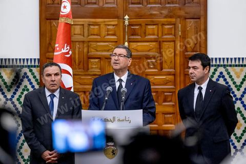 8 mars 2016 : Conférence de presse de Habib Essid en présence du minsitre de la Défense Farhat Horchani (G) et du ministre de l'Intérieur Hedi Majdoub (D) après le Conseil des Ministres exceptionnel présidé par le Premier Ministre Habib Essid suite aux attaques terroristes de Ben Guerdane, dans le sud tunisien, du 7 mars. Ces attaques attribués à Daesch, visée à prendre la main sur la ville de Ben Guerdane. Les affrontements qui ont duré une bonne partie de la journée au coeur de cette ville frontalière de 60 000 habitants ont abouti à la mort de 36 terroristes et de 7 capturés, la mort de 12 soldats et agents de sécurité et de 7 civils. C'est uen attaque inédite te sans précdent sur le territoire tunisien.