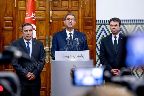 8 mars 2016 : Conférence de presse de Habib Essid en présence du minsitre de la Défense Farhat Horchani (G) et du ministre de l'Intérieur Hedi Majdoub (D) après le Conseil des Ministres exceptionnel présidé par le Premier Ministre Habib Essid suite aux attaques terroristes de Ben Guerdane, dans le sud tunisien, du 7 mars. Ces attaques attribués à Daesch, visée à prendre la main sur la ville de Ben Guerdane. Les affrontements qui ont duré une bonne partie de la journée au coeur de cette ville frontalière de 60 000 habitants ont abouti à la mort de 36 terroristes et de 7 capturés, la mort de 12 soldats et agents de sécurité et de 7 civils. C'est uen attaque inédite te sans précdent sur le territoire tunisien.