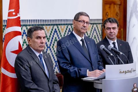 8 mars 2016 : Conférence de presse de Habib Essid en présence du minsitre de la Défense Farhat Horchani (G) et du ministre de l'Intérieur Hedi Majdoub (D) après le Conseil des Ministres exceptionnel présidé par le Premier Ministre Habib Essid suite aux attaques terroristes de Ben Guerdane, dans le sud tunisien, du 7 mars. Ces attaques attribués à Daesch, visée à prendre la main sur la ville de Ben Guerdane. Les affrontements qui ont duré une bonne partie de la journée au coeur de cette ville frontalière de 60 000 habitants ont abouti à la mort de 36 terroristes et de 7 capturés, la mort de 12 soldats et agents de sécurité et de 7 civils. C'est uen attaque inédite te sans précdent sur le territoire tunisien.