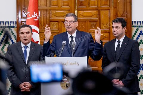 8 mars 2016 : Conférence de presse de Habib Essid en présence du minsitre de la Défense Farhat Horchani (G) et du ministre de l'Intérieur Hedi Majdoub (D) après le Conseil des Ministres exceptionnel présidé par le Premier Ministre Habib Essid suite aux attaques terroristes de Ben Guerdane, dans le sud tunisien, du 7 mars. Ces attaques attribués à Daesch, visée à prendre la main sur la ville de Ben Guerdane. Les affrontements qui ont duré une bonne partie de la journée au coeur de cette ville frontalière de 60 000 habitants ont abouti à la mort de 36 terroristes et de 7 capturés, la mort de 12 soldats et agents de sécurité et de 7 civils. C'est uen attaque inédite te sans précdent sur le territoire tunisien.