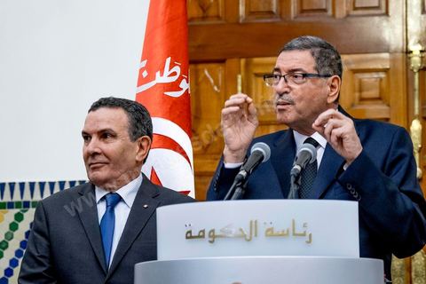 8 mars 2016 : Conférence de presse de Habib Essid en présence du minsitre de la Défense Farhat Horchani (G) et du ministre de l'Intérieur Hedi Majdoub (D) après le Conseil des Ministres exceptionnel présidé par le Premier Ministre Habib Essid suite aux attaques terroristes de Ben Guerdane, dans le sud tunisien, du 7 mars. Ces attaques attribués à Daesch, visée à prendre la main sur la ville de Ben Guerdane. Les affrontements qui ont duré une bonne partie de la journée au coeur de cette ville frontalière de 60 000 habitants ont abouti à la mort de 36 terroristes et de 7 capturés, la mort de 12 soldats et agents de sécurité et de 7 civils. C'est uen attaque inédite te sans précdent sur le territoire tunisien.