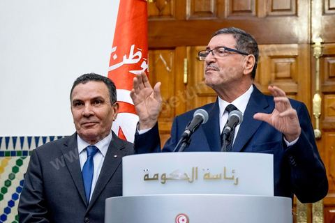 8 mars 2016 : Conférence de presse de Habib Essid en présence du minsitre de la Défense Farhat Horchani (G) et du ministre de l'Intérieur Hedi Majdoub (D) après le Conseil des Ministres exceptionnel présidé par le Premier Ministre Habib Essid suite aux attaques terroristes de Ben Guerdane, dans le sud tunisien, du 7 mars. Ces attaques attribués à Daesch, visée à prendre la main sur la ville de Ben Guerdane. Les affrontements qui ont duré une bonne partie de la journée au coeur de cette ville frontalière de 60 000 habitants ont abouti à la mort de 36 terroristes et de 7 capturés, la mort de 12 soldats et agents de sécurité et de 7 civils. C'est uen attaque inédite te sans précdent sur le territoire tunisien.