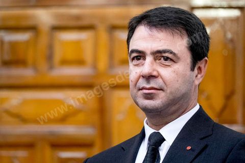 8 mars 2016 : Le ministre de l'Intérieur Hedi Majdoub (D) après le Conseil des Ministres exceptionnel présidé par le Premier Ministre Habib Essid suite aux attaques terroristes de Ben Guerdane, dans le sud tunisien, du 7 mars. Ces attaques attribués à Daesch, visée à prendre la main sur la ville de Ben Guerdane. Les affrontements qui ont duré une bonne partie de la journée au coeur de cette ville frontalière de 60 000 habitants ont abouti à la mort de 36 terroristes et de 7 capturés, la mort de 12 soldats et agents de sécurité et de 7 civils. C'est uen attaque inédite te sans précdent sur le territoire tunisien.