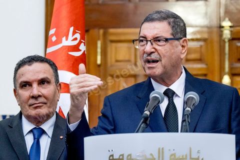 8 mars 2016 : Conférence de presse de Habib Essid en présence du minsitre de la Défense Farhat Horchani (G) et du ministre de l'Intérieur Hedi Majdoub (D) après le Conseil des Ministres exceptionnel présidé par le Premier Ministre Habib Essid suite aux attaques terroristes de Ben Guerdane, dans le sud tunisien, du 7 mars. Ces attaques attribués à Daesch, visée à prendre la main sur la ville de Ben Guerdane. Les affrontements qui ont duré une bonne partie de la journée au coeur de cette ville frontalière de 60 000 habitants ont abouti à la mort de 36 terroristes et de 7 capturés, la mort de 12 soldats et agents de sécurité et de 7 civils. C'est uen attaque inédite te sans précdent sur le territoire tunisien.