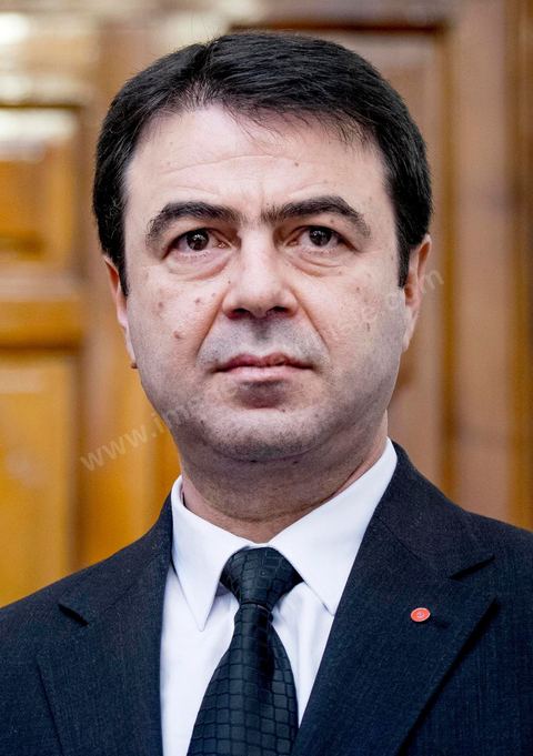 8 mars 2016 : Le ministre de l'Intérieur Hedi Majdoub (D) après le Conseil des Ministres exceptionnel présidé par le Premier Ministre Habib Essid suite aux attaques terroristes de Ben Guerdane, dans le sud tunisien, du 7 mars. Ces attaques attribués à Daesch, visée à prendre la main sur la ville de Ben Guerdane. Les affrontements qui ont duré une bonne partie de la journée au coeur de cette ville frontalière de 60 000 habitants ont abouti à la mort de 36 terroristes et de 7 capturés, la mort de 12 soldats et agents de sécurité et de 7 civils. C'est uen attaque inédite te sans précdent sur le territoire tunisien.