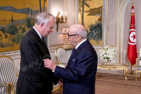 18 mars 2016 : rencontre entre Béji Caïd Essebsi, Président de la République tunisienne, et M. Jean-Marc Ayrault, Ministre des Affaires Etrangères français, au Palais présidentiel de Carthage dans le cadre de la visite de deux jours à Tunis de M. Ayrault, dans les circonstances d'attaques terroristes et pour commémorer le 1er anniversaire de l'attentat du Bardo.