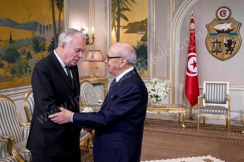 18 mars 2016 : rencontre entre Béji Caïd Essebsi, Président de la République tunisienne, et M. Jean-Marc Ayrault, Ministre des Affaires Etrangères français, au Palais présidentiel de Carthage dans le cadre de la visite de deux jours à Tunis de M. Ayrault, dans les circonstances d'attaques terroristes et pour commémorer le 1er anniversaire de l'attentat du Bardo.