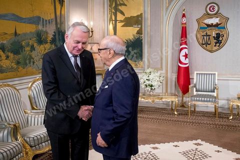 18 mars 2016 : rencontre entre Béji Caïd Essebsi, Président de la République tunisienne, et M. Jean-Marc Ayrault, Ministre des Affaires Etrangères français, au Palais présidentiel de Carthage dans le cadre de la visite de deux jours à Tunis de M. Ayrault, dans les circonstances d'attaques terroristes et pour commémorer le 1er anniversaire de l'attentat du Bardo.