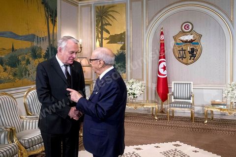 18 mars 2016 : rencontre entre Béji Caïd Essebsi, Président de la République tunisienne, et M. Jean-Marc Ayrault, Ministre des Affaires Etrangères français, au Palais présidentiel de Carthage dans le cadre de la visite de deux jours à Tunis de M. Ayrault, dans les circonstances d'attaques terroristes et pour commémorer le 1er anniversaire de l'attentat du Bardo.