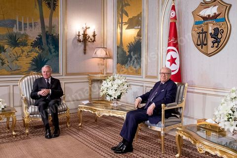 18 mars 2016 : rencontre entre Béji Caïd Essebsi, Président de la République tunisienne, et M. Jean-Marc Ayrault, Ministre des Affaires Etrangères français, au Palais présidentiel de Carthage dans le cadre de la visite de deux jours à Tunis de M. Ayrault, dans les circonstances d'attaques terroristes et pour commémorer le 1er anniversaire de l'attentat du Bardo.