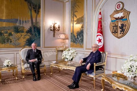 18 mars 2016 : rencontre entre Béji Caïd Essebsi, Président de la République tunisienne, et M. Jean-Marc Ayrault, Ministre des Affaires Etrangères français, au Palais présidentiel de Carthage dans le cadre de la visite de deux jours à Tunis de M. Ayrault, dans les circonstances d'attaques terroristes et pour commémorer le 1er anniversaire de l'attentat du Bardo.