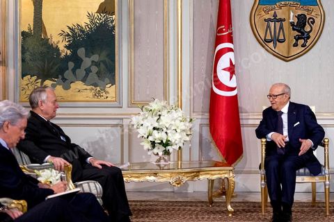 18 mars 2016 : rencontre entre Béji Caïd Essebsi, Président de la République tunisienne, et M. Jean-Marc Ayrault, Ministre des Affaires Etrangères français, au Palais présidentiel de Carthage dans le cadre de la visite de deux jours à Tunis de M. Ayrault, dans les circonstances d'attaques terroristes et pour commémorer le 1er anniversaire de l'attentat du Bardo.
